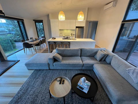 Architect Designed 4 Bedroom With Ocean Views From Every Room - Accommodation Bookings 4