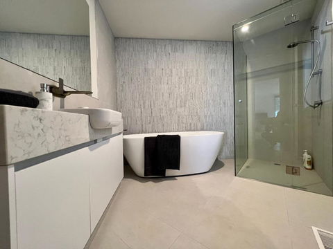 Architect Designed 4 Bedroom With Ocean Views From Every Room - Accommodation Bookings 3