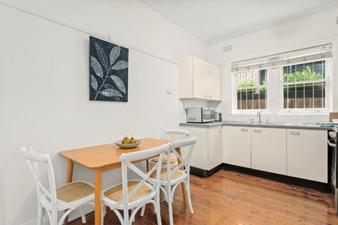 Art Deco Coastal Living, Minutes To The Sand - Accommodation Bookings 3