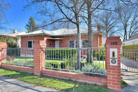 Art House On Anson - Artistic Haven, Spa, Pets - Accommodation Bookings 2