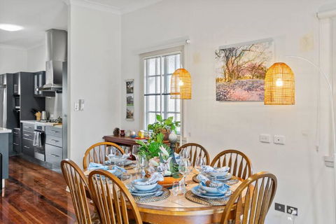 Artistic Queenslander With Park Views - Near City! - Accommodation Bookings 0