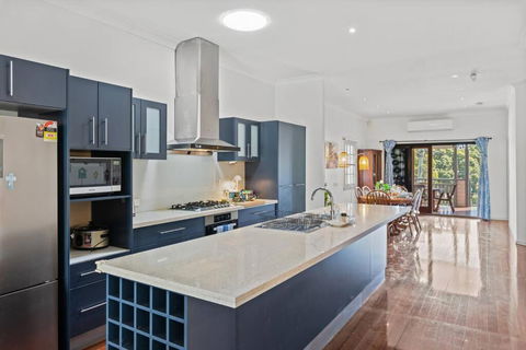 Artistic Queenslander With Park Views - Near City! - Accommodation Bookings 2