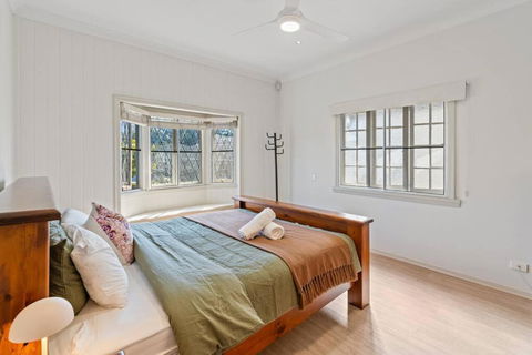 Artistic Queenslander With Park Views - Near City! - Accommodation Bookings 4