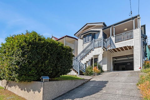 Artistic Queenslander With Park Views - Near City! - Accommodation Bookings 1