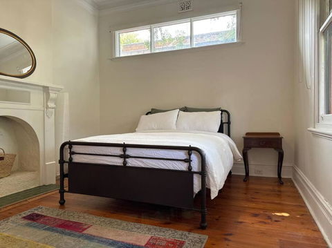 Artsy North Melbourne 2-Bedder - Accommodation Bookings 2