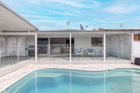 Ash Haven, 19 Ash St - Views, Pool, Air Con, Boat Parking, Wi-Fi - Accommodation Bookings 3