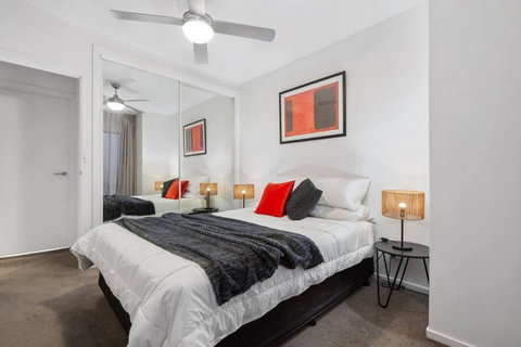 Astral Apartments. Spacious 2 Bed, 2 Bath Apartment In A Great Location. - Accommodation Bookings 2