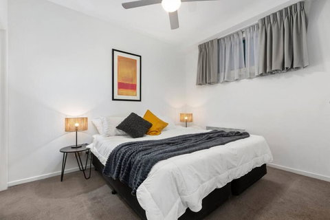 Astral Apartments. Spacious 2 Bed, 2 Bath Apartment In A Great Location. - Accommodation Bookings 4