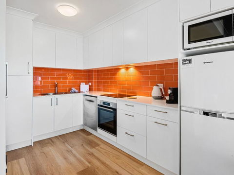 Astrids At Central Park - 2BR L Lake & Mountain Views L Central Location L WiFi - Accommodation Bookings 1