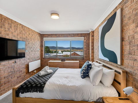 Astrids At Central Park - 2BR L Lake & Mountain Views L Central Location L WiFi - Accommodation Bookings 3