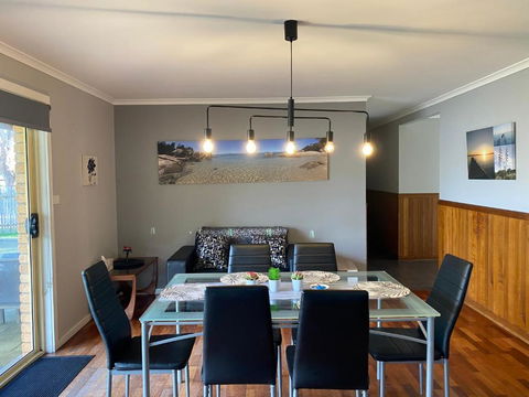 At HOME On HOLMES - Accommodation Bookings 3