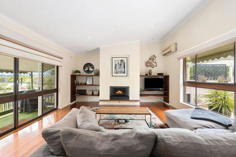 At The Hilltop - Sleeps 10 - Accommodation Bookings 0
