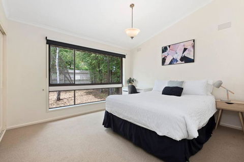 At The Hilltop - Sleeps 10 - Accommodation Bookings 2