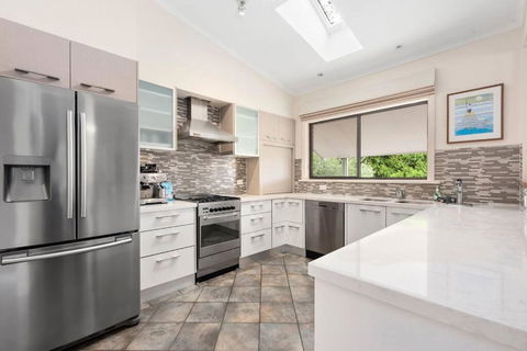 At The Hilltop - Sleeps 10 - Accommodation Bookings 3