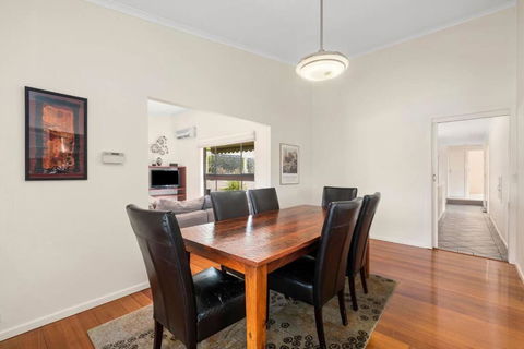 At The Hilltop - Sleeps 10 - Accommodation Bookings 4