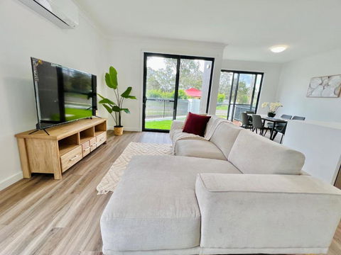 Austral Brand New Modern 4 Br Home - Accommodation Bookings 1