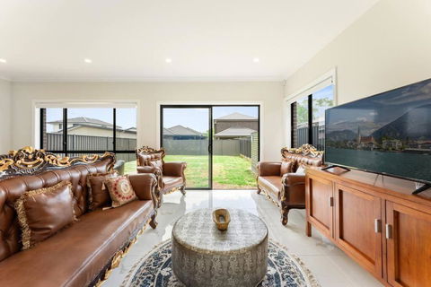 Austral Spacious Large 5 Br Home With Central AC - Accommodation Bookings 0