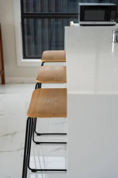 Austral Spacious Large 5 Br Home With Central AC - Accommodation Bookings 3