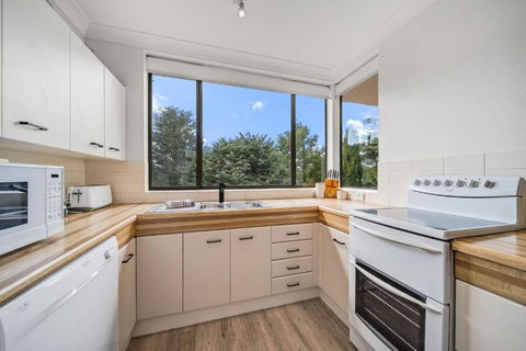 Avalanche 3 - 3BR Apartment L Central Location L Balcony L WiFi - Accommodation Bookings 4