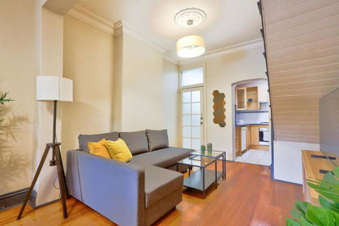 Awesome 2 Bedroom House Surry Hills - Accommodation Bookings 2