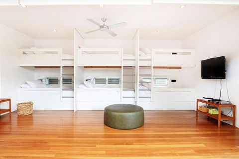 Ayana - Pet Friendly - Directly Opposite Beach - Fireplace - Accommodation Bookings 4