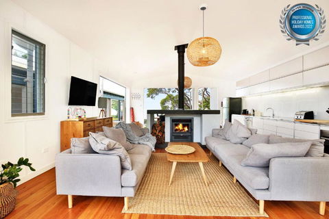 Ayana - Pet Friendly - Directly Opposite Beach - Fireplace - Accommodation Bookings 0