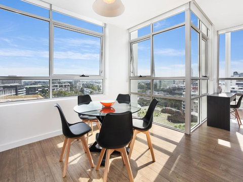 As The Sun Sets - Modern And Spacious 2BR Zetland Apartment Facing The Setting Sun - Accommodation Bookings 1