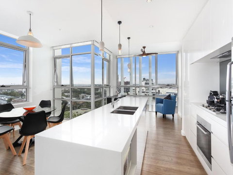 As The Sun Sets - Modern And Spacious 2BR Zetland Apartment Facing The Setting Sun - Accommodation Bookings 2