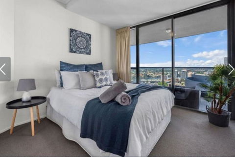 AU1 - Aurora Skyscraper CBD For Business Or Pleasure - Accommodation Bookings 3
