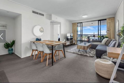 AU1 - Aurora Skyscraper CBD For Business Or Pleasure - Accommodation Bookings 1