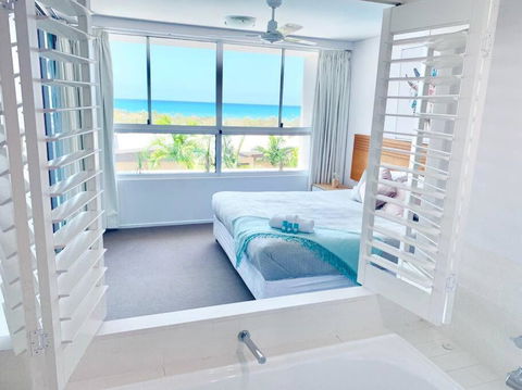 Azure Sea, Oceanviews, Wifi, 2 Pools + Gym - Accommodation Bookings 0