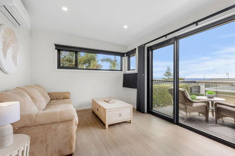 Azure Studio - Ocean Glimpses - 3 Mins Walk To Beach - Accommodation Bookings 1