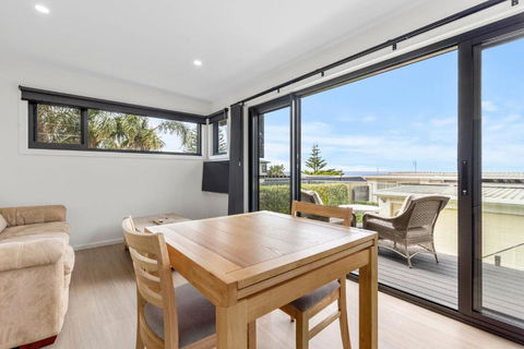 Azure Studio - Ocean Glimpses - 3 Mins Walk To Beach - Accommodation Bookings 4