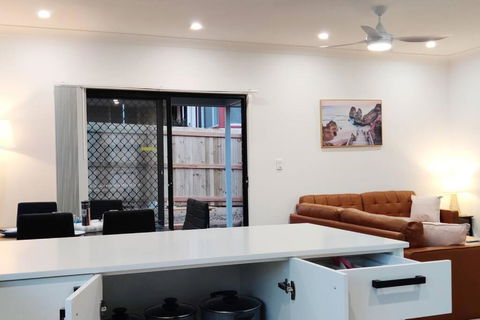 BAYWATER RETREAT- WALK TO WATER - QUIET STREET - CENTRAL TO BRISBANE CITY GOLD COAST AND SUNSHINE COASt! - Accommodation Bookings 1