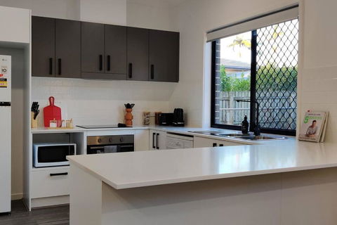 BAYWATER RETREAT- WALK TO WATER - QUIET STREET - CENTRAL TO BRISBANE CITY GOLD COAST AND SUNSHINE COASt! - Accommodation Bookings 2