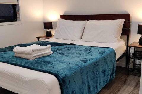 BAYWATER RETREAT- WALK TO WATER - QUIET STREET - CENTRAL TO BRISBANE CITY GOLD COAST AND SUNSHINE COASt! - Accommodation Bookings 3