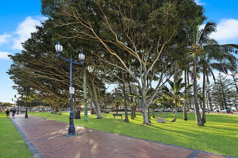 Pacific Regis Beachfront Holiday Apartments - Accommodation Bookings 18