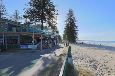 Pacific Regis Beachfront Holiday Apartments - Accommodation Bookings 17