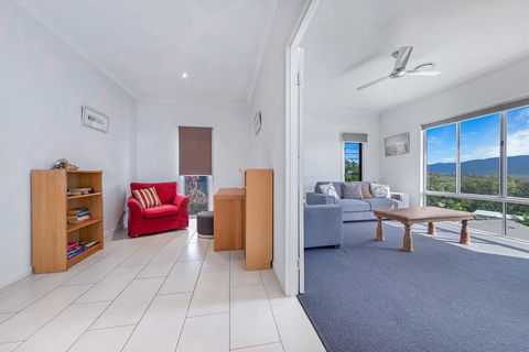 Viewpoint Holiday Home - Cannonvale - Accommodation Bookings 7