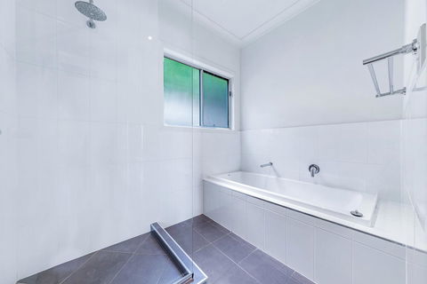 Viewpoint Holiday Home - Cannonvale - Accommodation Bookings 14