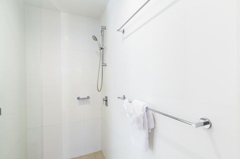 Boathouse Port Of Airlie - Accommodation Bookings 17