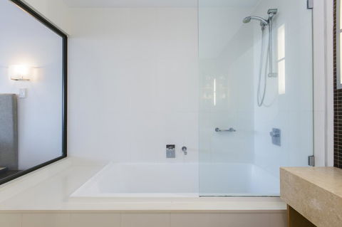 Boathouse Port Of Airlie - Accommodation Bookings 13