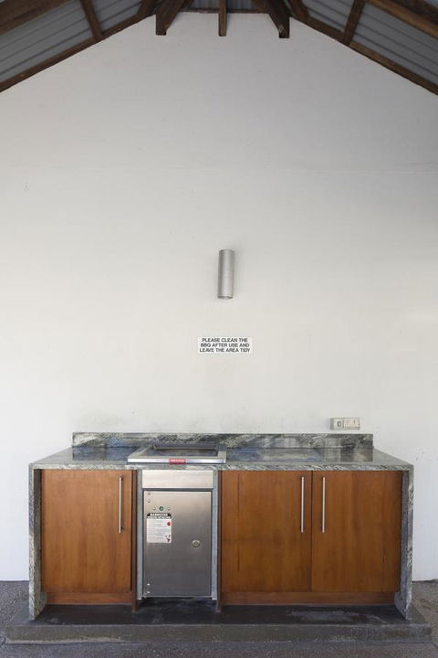 Boathouse Port Of Airlie - Accommodation Bookings 22