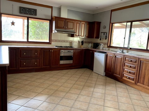 Beeâ€™s Place - 3 Bedroom Home On 10 Acres Of Land With Distant Ocean Views - Accommodation Bookings 2