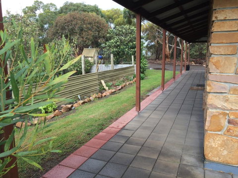 Beeâ€™s Place - 3 Bedroom Home On 10 Acres Of Land With Distant Ocean Views - Accommodation Bookings 24