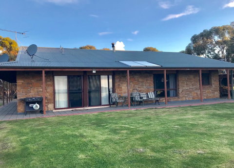 Beeâ€™s Place - 3 Bedroom Home On 10 Acres Of Land With Distant Ocean Views - Accommodation Bookings 11
