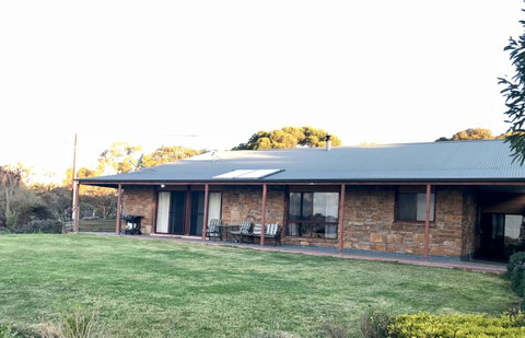Beeâ€™s Place - 3 Bedroom Home On 10 Acres Of Land With Distant Ocean Views - Accommodation Bookings 10