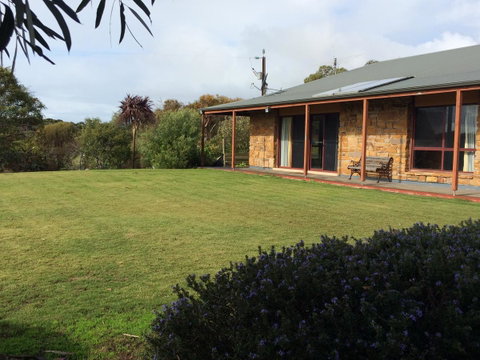 Beeâ€™s Place - 3 Bedroom Home On 10 Acres Of Land With Distant Ocean Views - Accommodation Bookings 4
