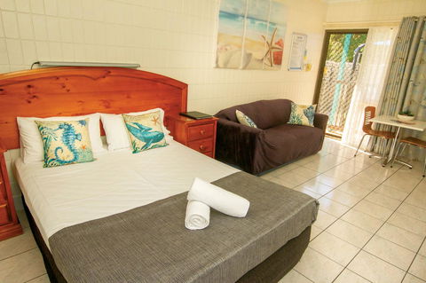 Tropical Palms Resort & 4WD Hire - Accommodation Bookings 8