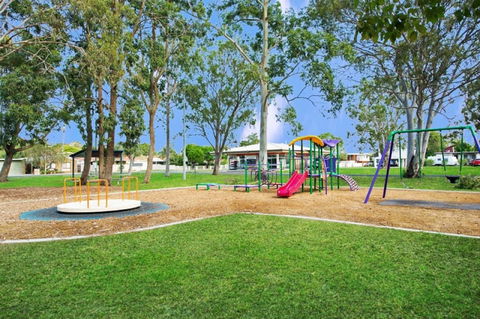 Fishing And Swimming At Your Doorstep - Sylvan Beach Esp, Bellara - Accommodation Bookings 12